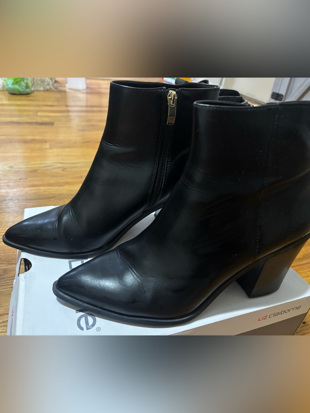 Liz Claiborne Black Leather Pointed Toe Ankle Boots with Gold Zip size 10